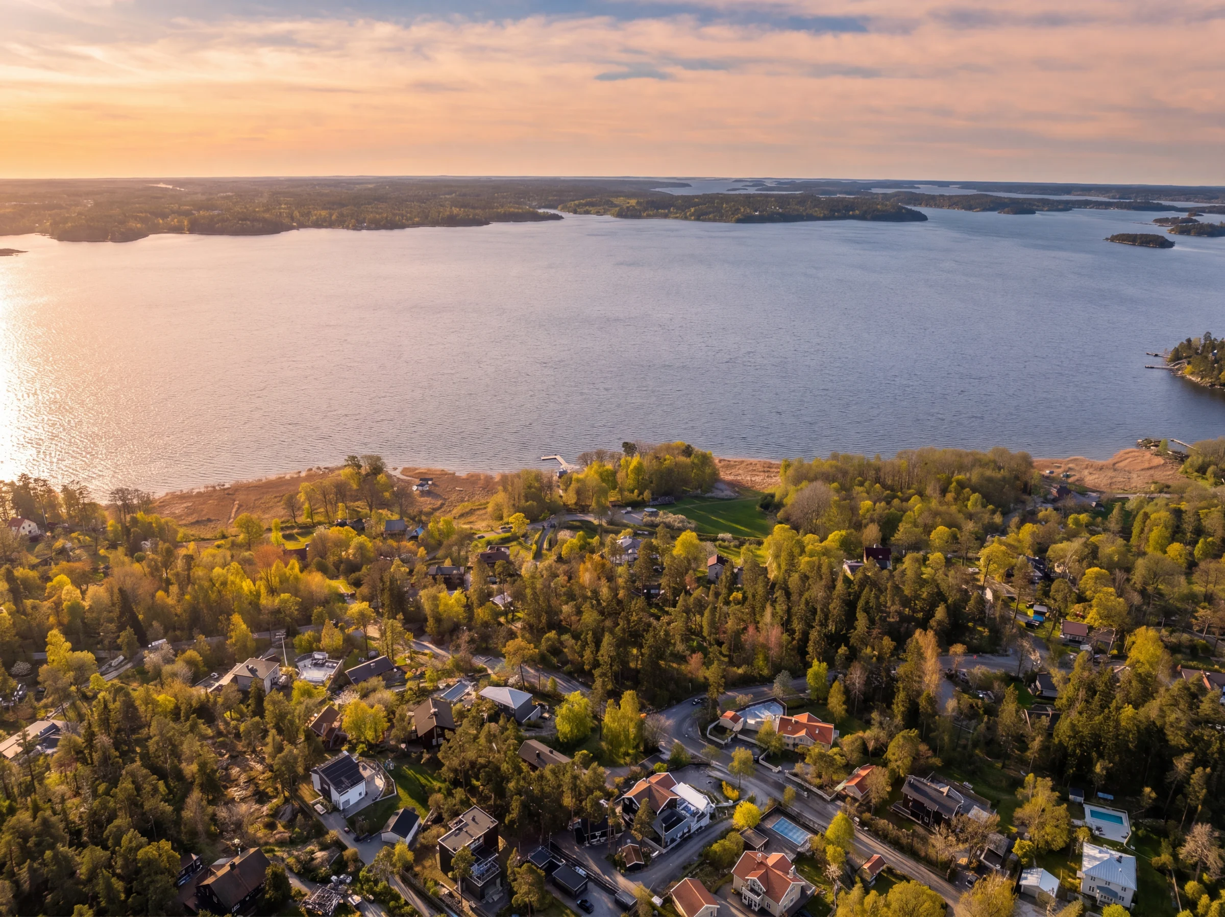 Drönarvy över Saltsjö-Boo i solnedgång