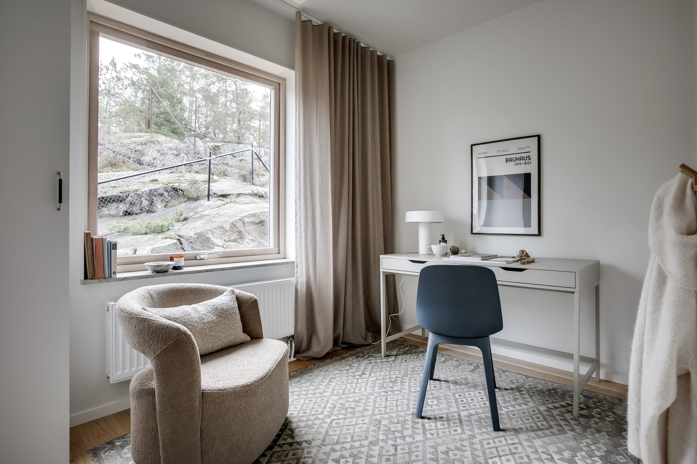 Arbetsrum med utsikt mot berg
