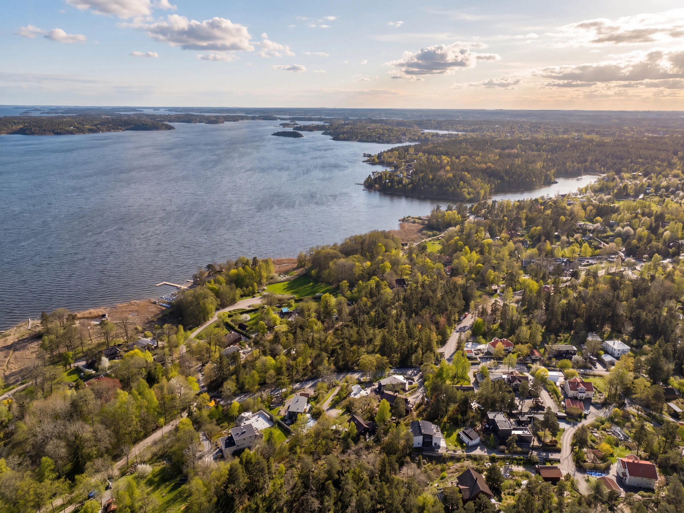 Drönarvy mot skärgården