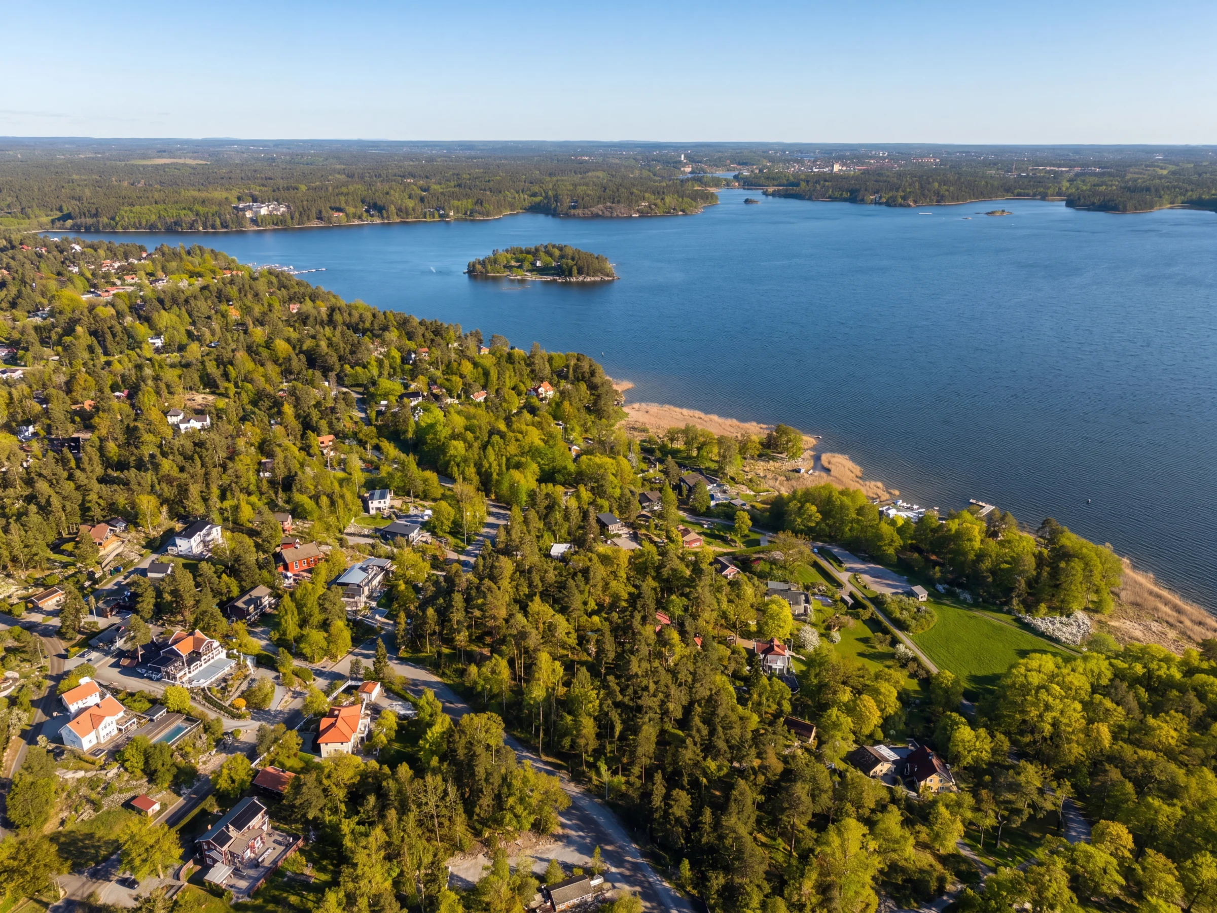Drönarvy över Mjölkudden mot vattnet