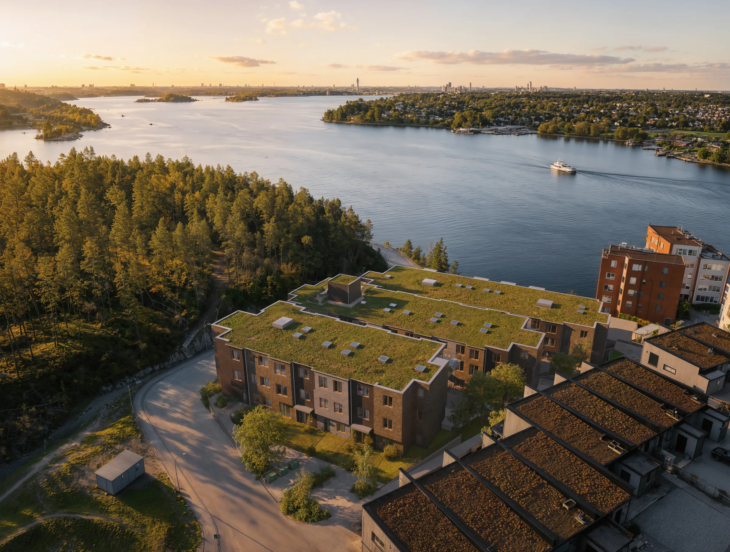 Flygvy över Telegrafterrassen med sedumtak och Stockholms inlopp i kvällsljus